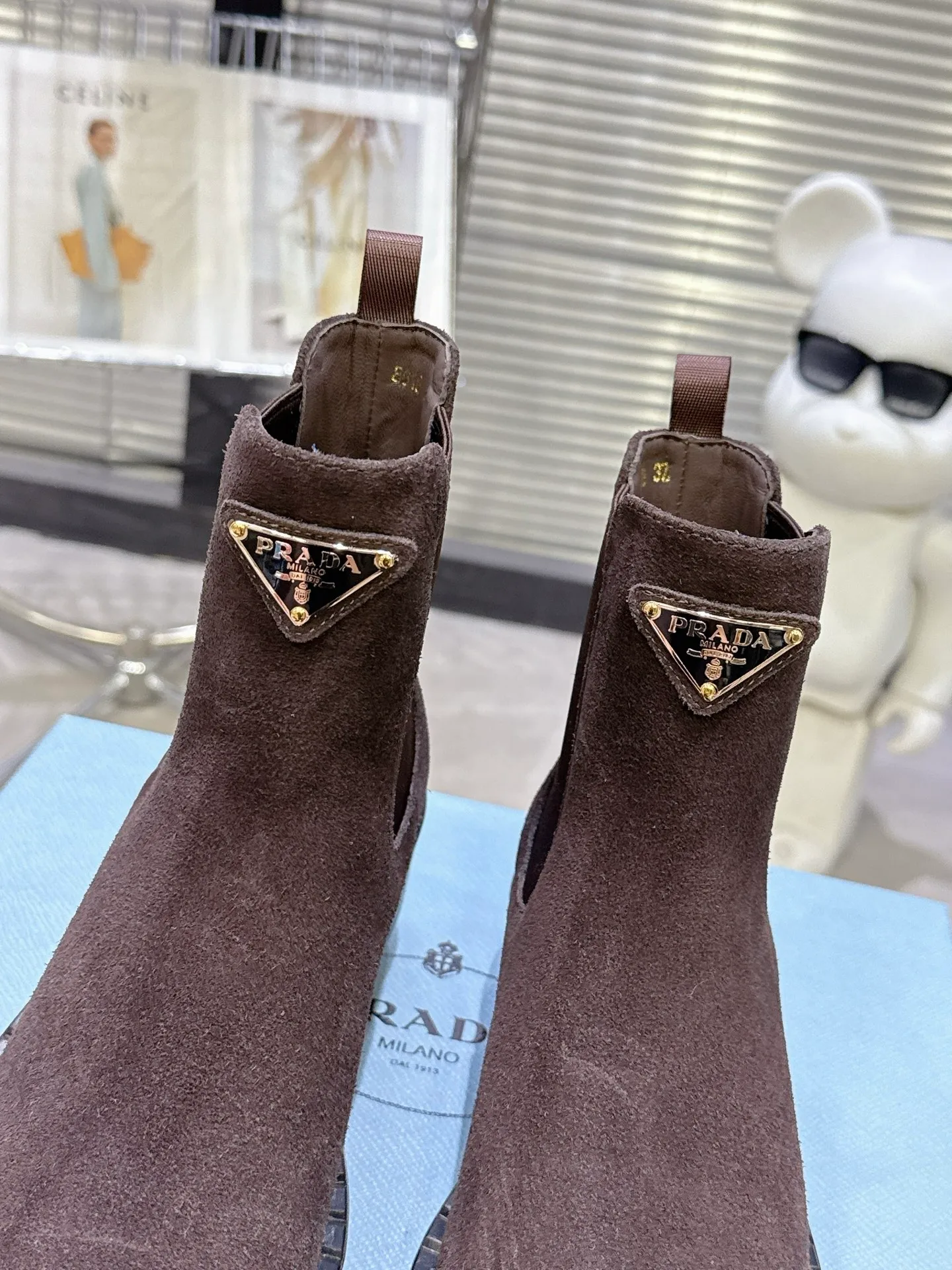 👟👟Ex-factory price 600👟👟 Prada thick-soled retro Martin boots. Elastic elastic, classic thick soles, with triangular buckle. Simple, elegant, fashionable and versatile. Fabric cowhide, open edge beaded cowhide. The lining is made of soft and delicate sheepskin, and the foot feels comfortable. The rubber mold is non-slip and lightweight. Original package sole. Standard size: 35-40. Order 41